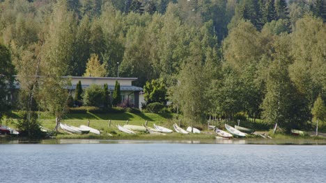 Lake-landscape-with-boats,-a-home-and-trees-in-Jyväskylä,-Finland-forest