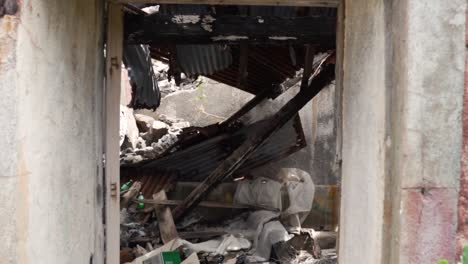 interior del edificio en ruinas