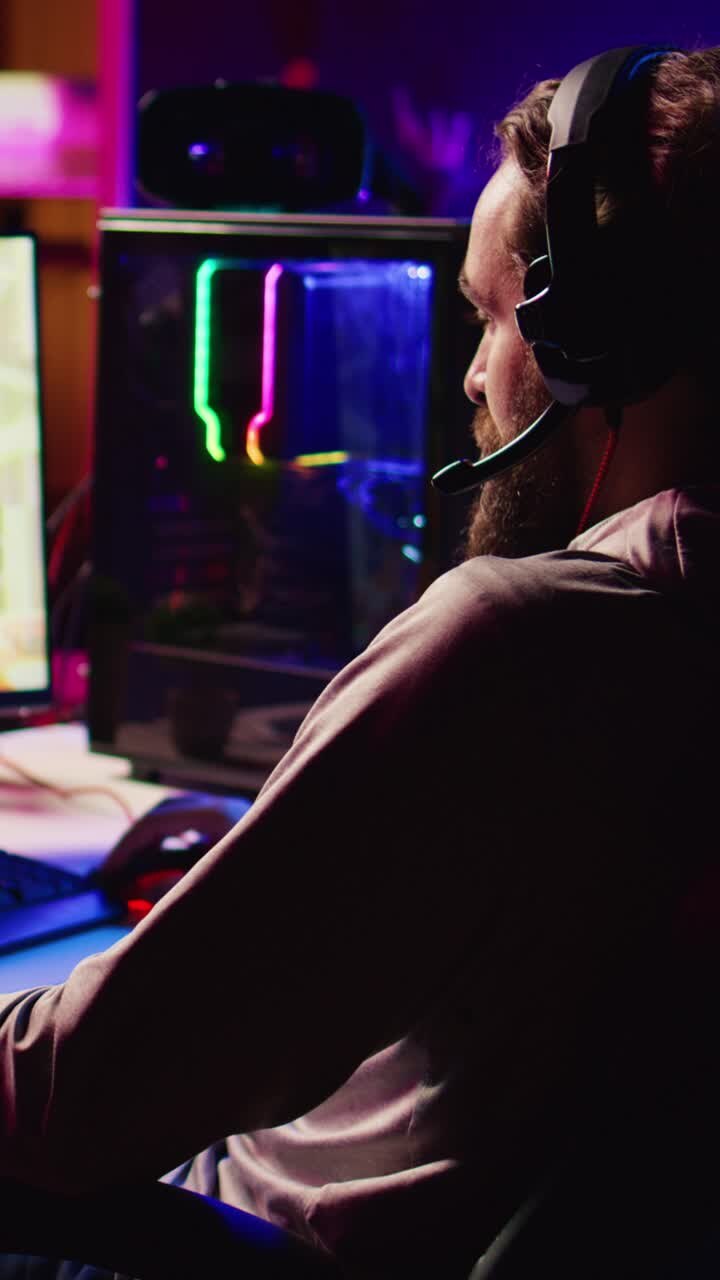 Videogiocatore con video verticale che comunica con i compagni di squadra, sparando ai nemici in uno sparatutto in prima persona multigiocatore online