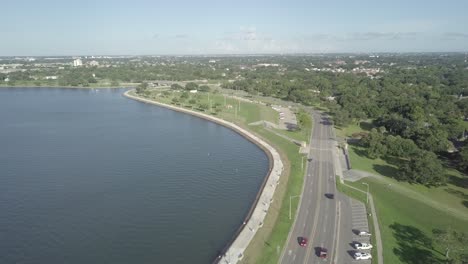 vuelo de drones sobre la orilla del lago en nueva orleans