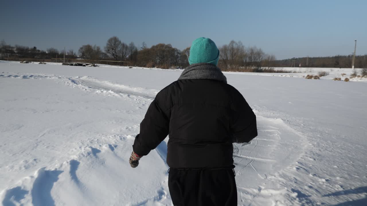 겨울에 얼음 위에서 스케이트를 타는 - 야외 겨울 활동 - 여성은 얼어붙은 강에서 스케이팅을 하고 있습니다.