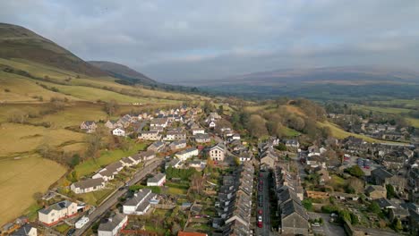 Imágenes-Aéreas-Cinematográficas-De-Sedbergh-Village,-El-Lugar-Ideal-Para-Escaparse-En-Cualquier-época-Del-Año