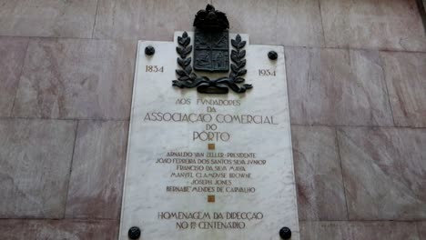 Homenaje-Centenario-Al-Palacio-Da-Bolsa,-Panel-Blanco-Conmemorativo-De-Los-Fundadores-De-La-Asociación-Gremial