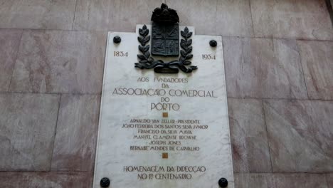 Palacio da Bolsa&#039;s century-old tribute, Trade Association Founders&#039; Commemorative white panel