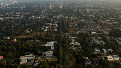 panorama de la ciudad de islamabad, capital de pakistán contra el cielo nublado