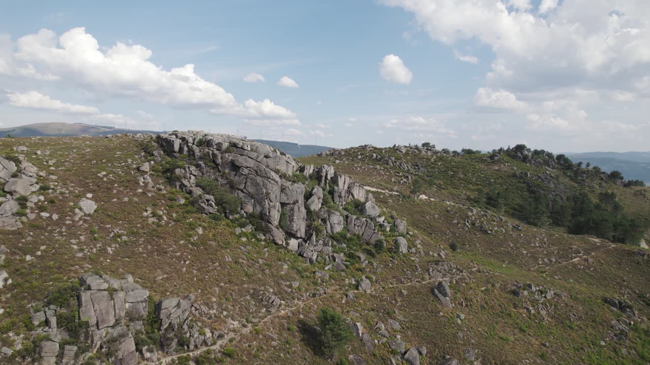 rutas de senderismo a lo largo del paisaje rocoso del parque nacional de peneda-gerês