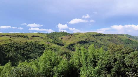 Berg-Mit-Dramatisch-Strahlend-Blauem-Himmel-Am-Morgen-Aus-Flachem-Winkel,-Aufgenommen-In-Meghalaya