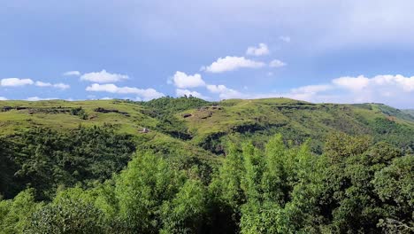 극적인 밝은 파란 하늘을 가진 산 아침에 평면 각도 은 Meghalaya에서 찍혔습니다