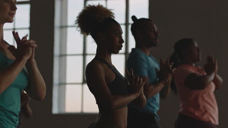 Clase-De-Yoga-De-Jóvenes-Multirraciales-Que-Practican-Pose-De-Guerrero-Disfrutando-De-Un-Estilo-De-Vida-Saludable-Haciendo-Ejercicio-Temprano-En-La-Meditación-Del-Gimnasio-Al-Amanecer