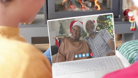 Feliz-Pareja-De-Ancianos-Diversos-Y-Amigos-Varones-Teniendo-Videollamada-Navideña-Con-Laptop,-Cámara-Lenta