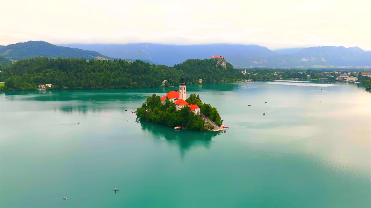 Splendide riprese con drone del Lago di Bled, Slovenia, che mostrano l'iconica isola, il castello e i paesaggi lussureggianti.