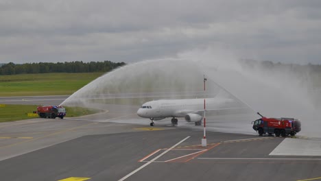 Wasserbogen-Für-Flugzeug-Von-Der-Feuerwehr