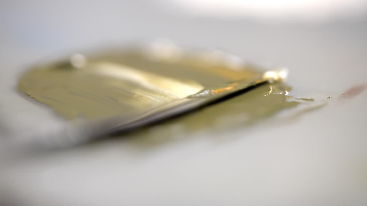 기름 페인트는 녹색을 만들기 위해 칼 팔레트를 사용하여 퍼지고 여집니다.