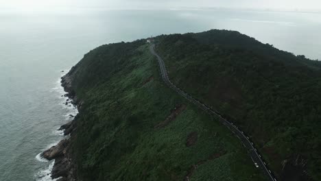 Drone-Volando-Más-Cerca-De-La-Carretera-De-Montaña