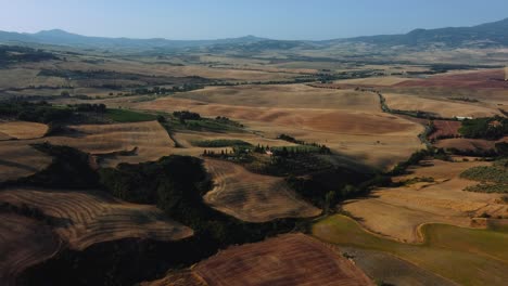 Flight-along-Pienza,-a-beautiful-old-town-in-the-heart-of-Val-d'-Orcia-near-Siena-in-Tuscany,-Italy,-a-masterpiece-of-mediterranean-historic-architecture-in-the-idyllic-landscape