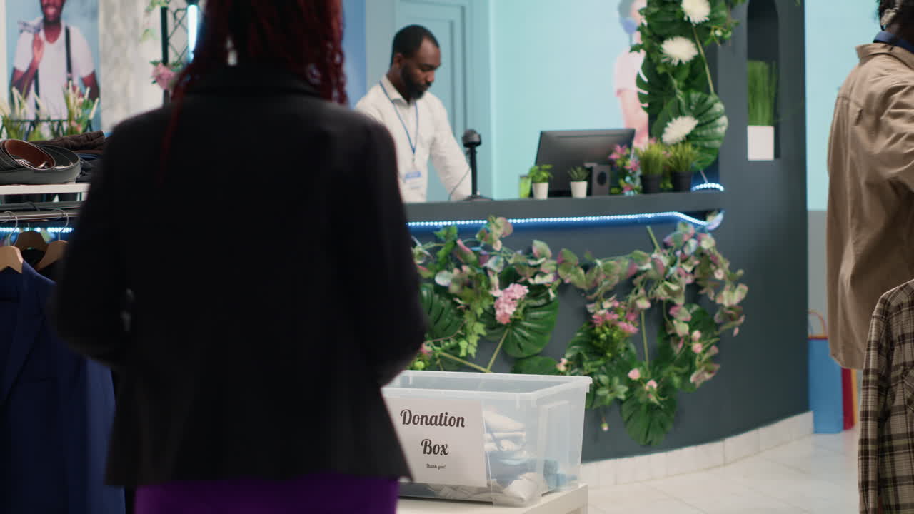los clientes donan ropa en la tienda de moda.