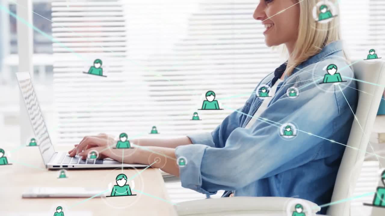 animación de una red de iconos de perfil contra una mujer caucásica sonriendo mientras usa una computadora portátil en la oficina