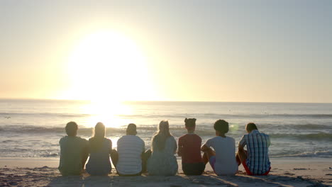 Eine-Vielfältige-Gruppe-Von-Freunden-Genießt-Einen-Ruhigen-Sonnenuntergang-Am-Strand-Mit-Platz-Zum-Kopieren