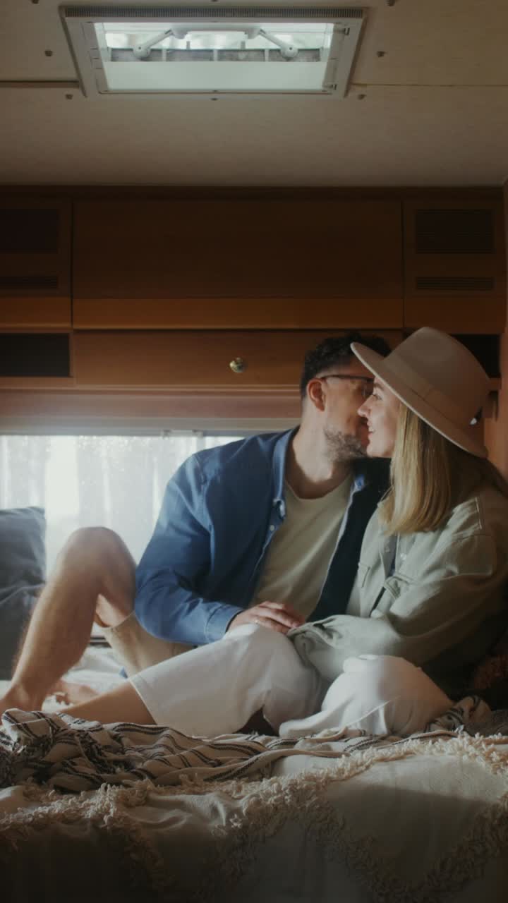 커플 이 캠핑차 에서 편안 한 순간 을 즐기고 있다