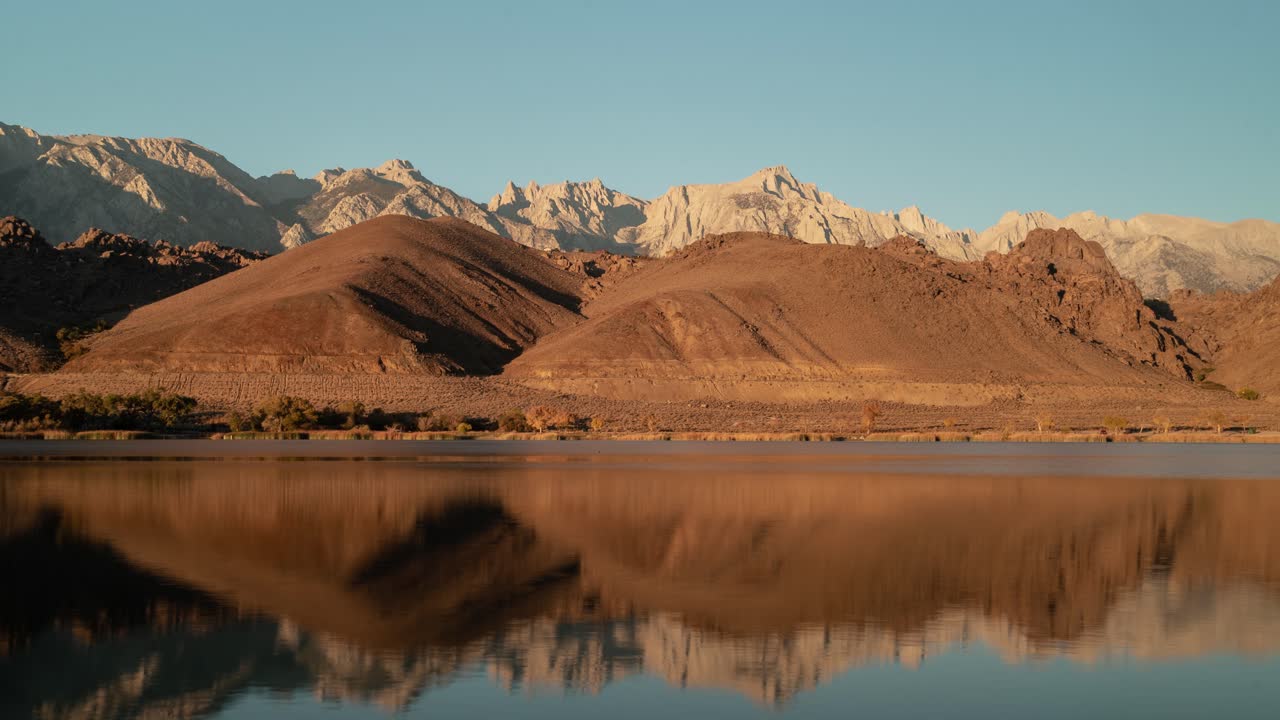 amanecer sobre las montañas y el lago