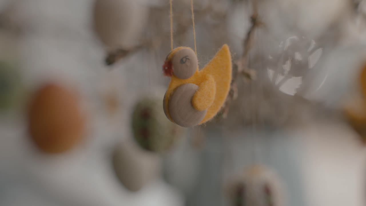 пасхальное украшение висит в гостиной