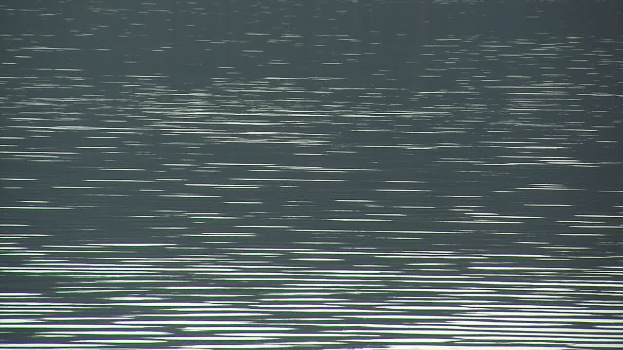 느린 동작으로 호수 표면에 선형 잔물결