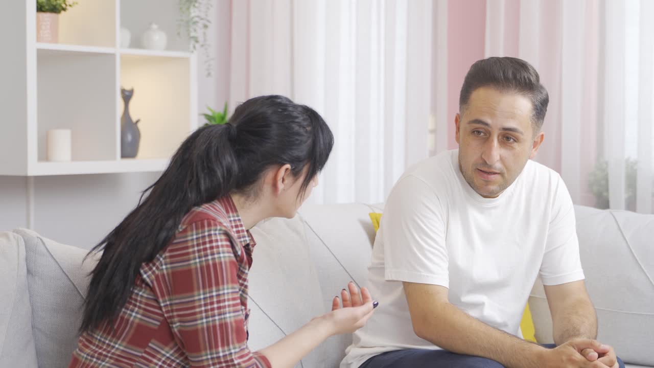 그 여자는 남편에게 책임을 묻고 있습니다.