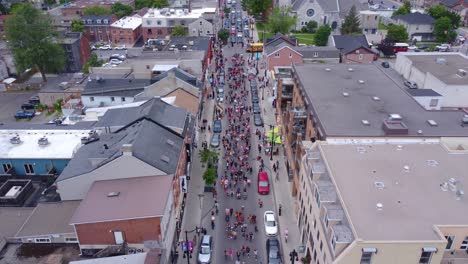 Antena-De-Gente-Celebrando-El-Día-Del-Orgullo-Con-Un-Desfile