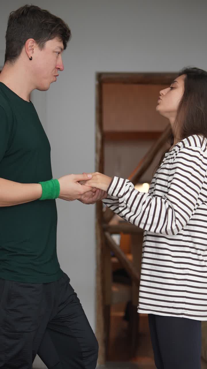 pareja interactuando