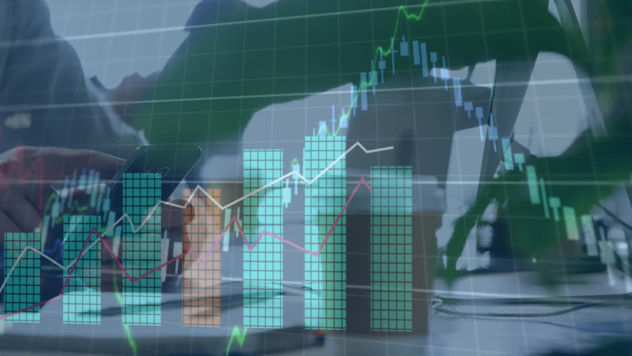 animación de múltiples gráficos con números cambiantes sobre el hombre caucásico desplazándose en el teléfono celular