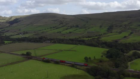 tren de seguimiento de disparo de drones que viaja a través del distrito pico 02