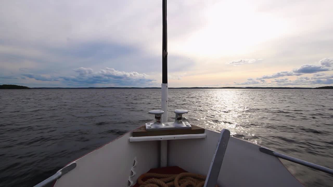 Altes Schiff segelt auf einen traumhaften Sonnenuntergang zu.