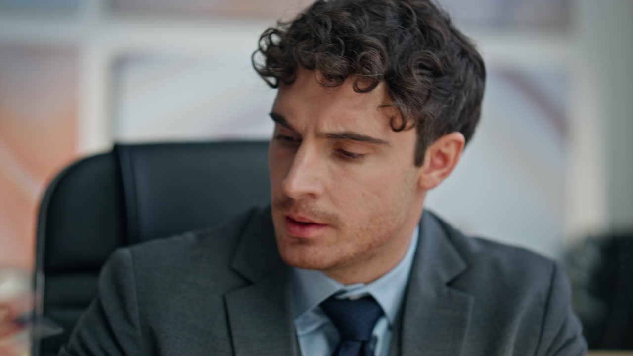 Manager accigliato, preoccupato per la scadenza, che lavora in ufficio, primo piano. Uomo d'affari nervoso.