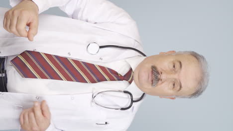 el video vertical del viejo doctor muestra el estornudo correcto.