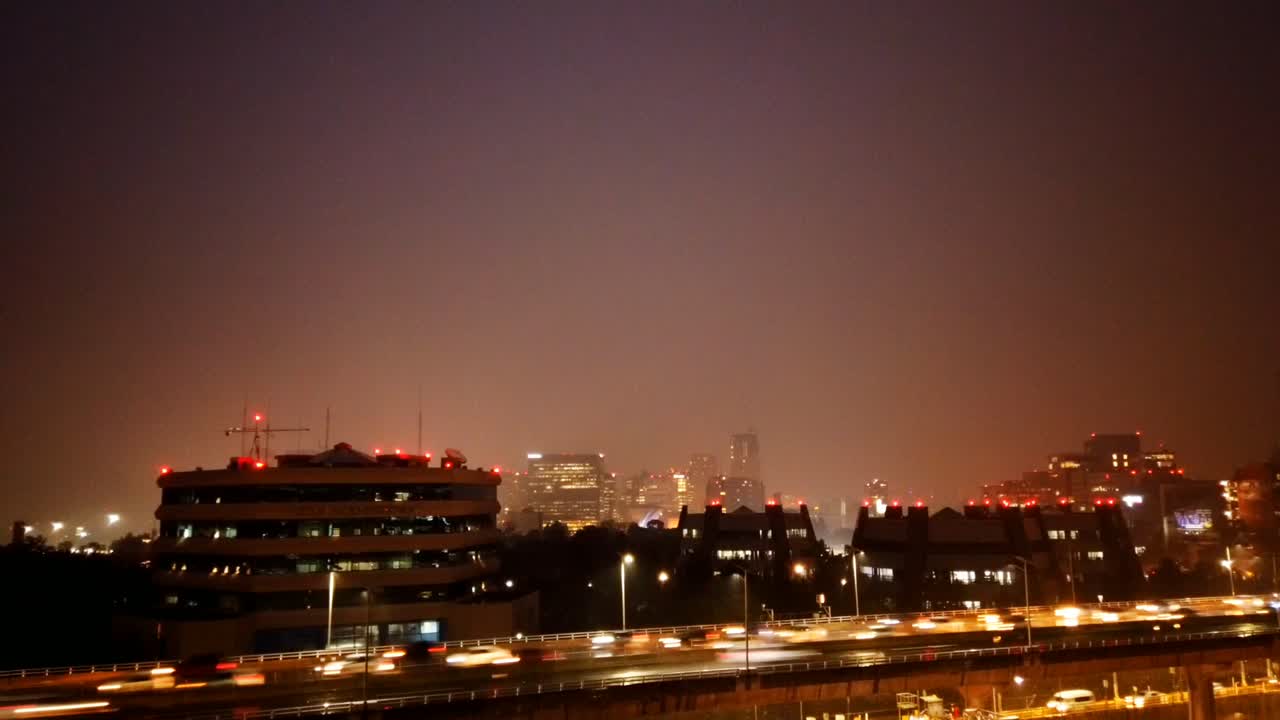 Time-lapse i mørk og skyet by