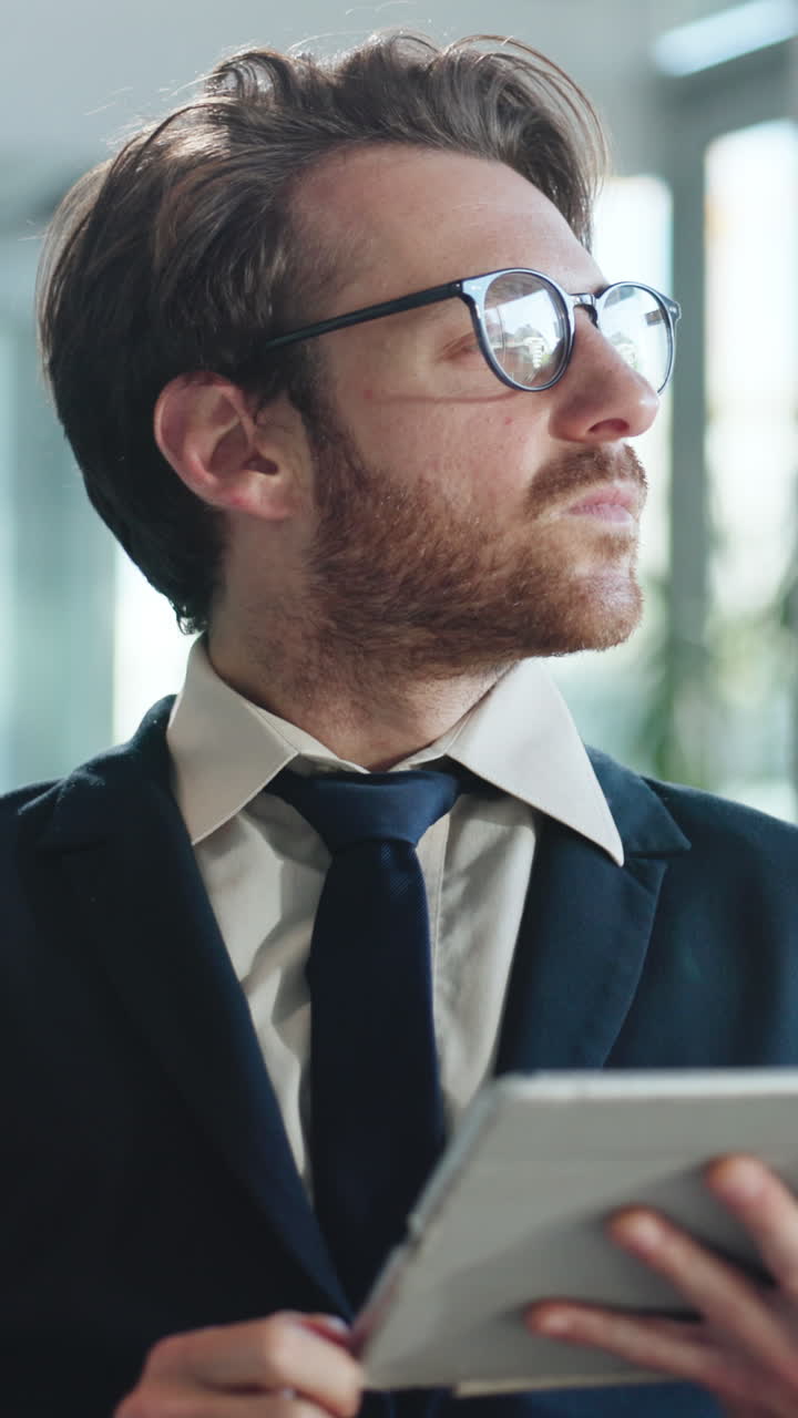 Professionel mand arbejder på digital tablet på kontor.