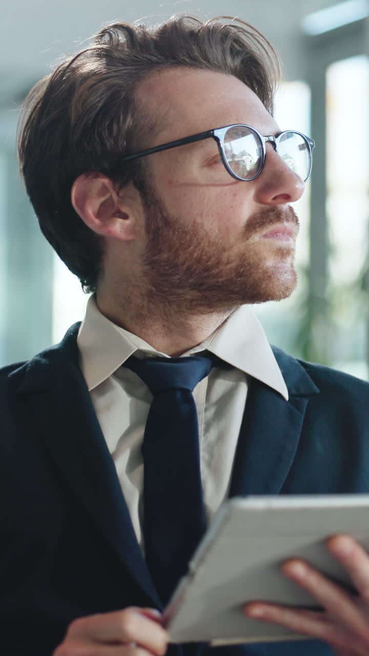 Professionel mand arbejder på digital tablet på kontor.