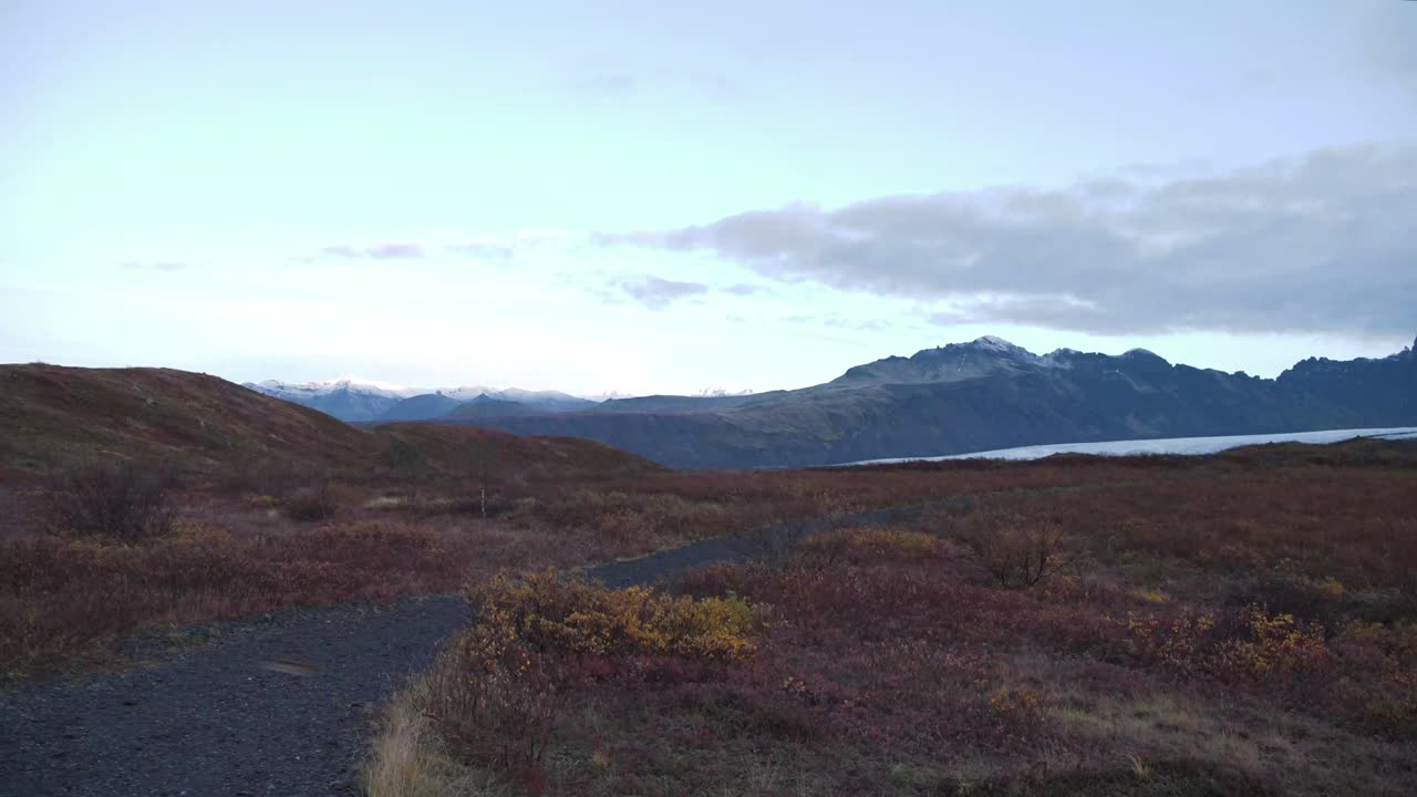 camino de grava que conduce a un valle del lago glaciar skaftafell en islandia