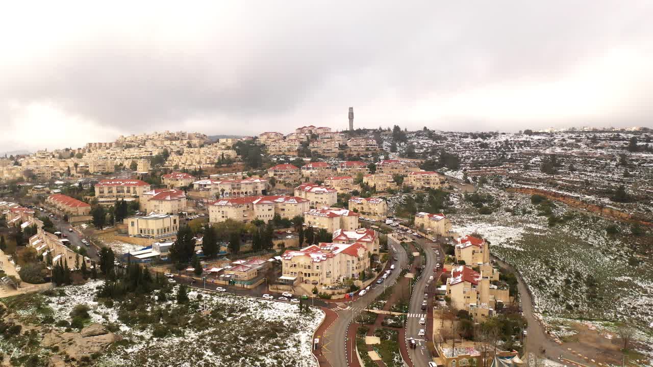 vista aérea de la ciudad de las montañas nevadas