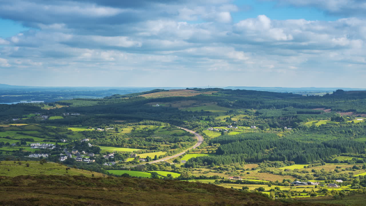 timelapse de la naturaleza rural tierras de cultivo con colinas y carreteras en la distancia durante un día soleado y nublado visto desde carrowkeel en el condado de sligo en irlanda