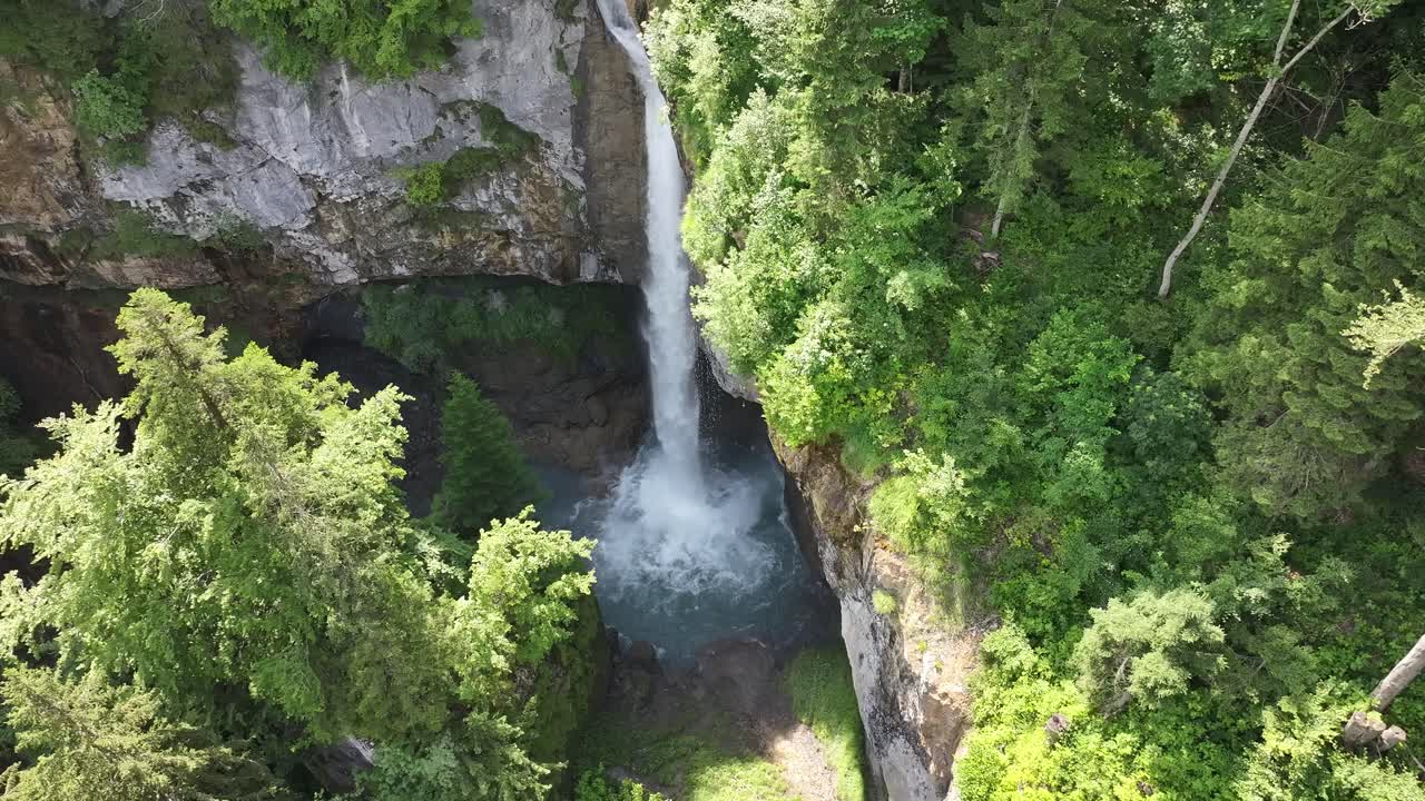 Vista con drone della cascata di Berglistüber.