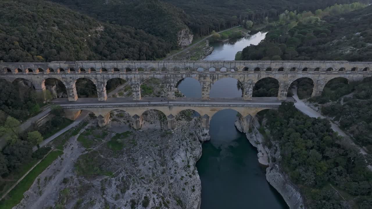 Veduta aerea dell'imponente ponte romano Pont du Gard illuminato dal sole serale