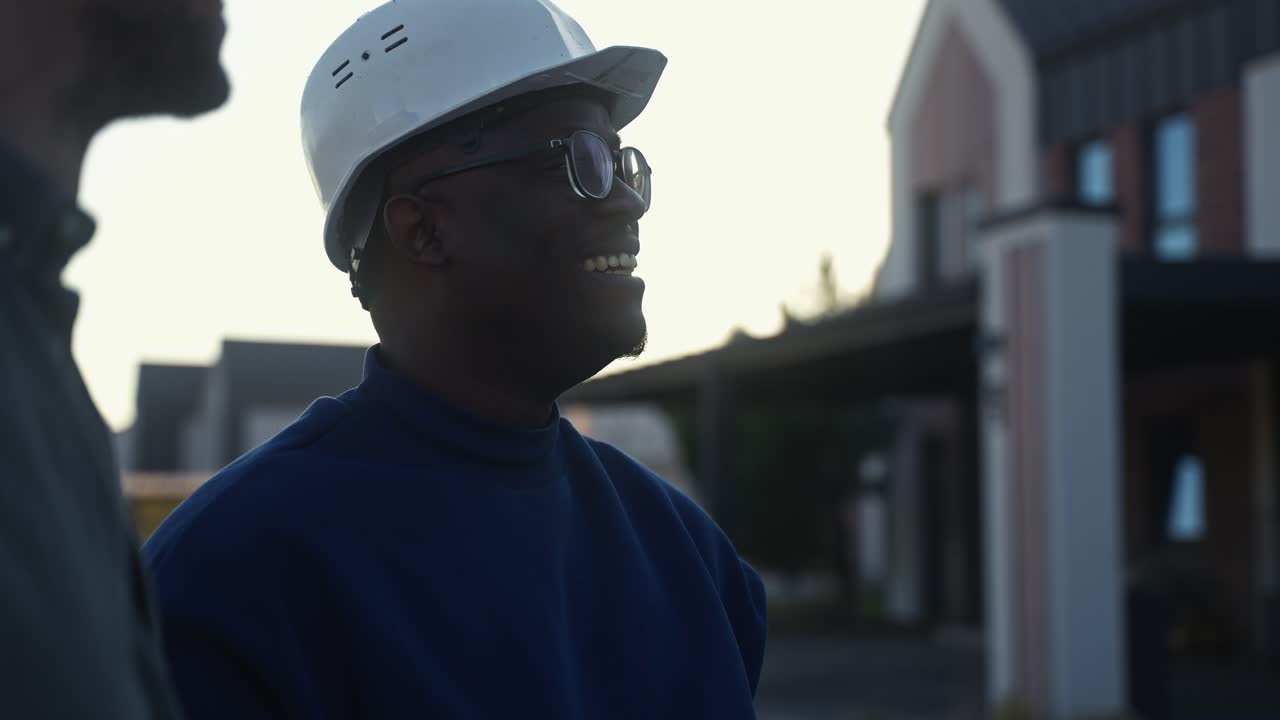 trabajadores de la construcción discutiendo el proyecto