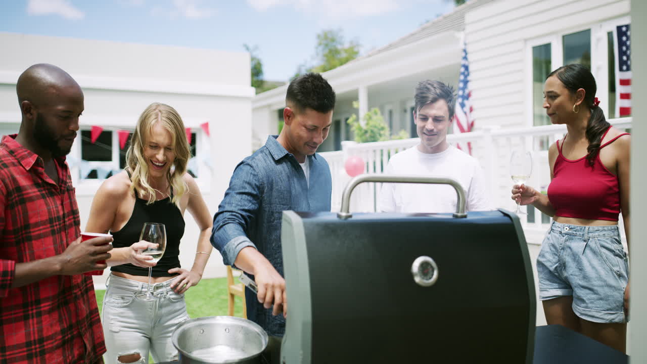 amigos disfrutando de una barbacoa en el patio trasero