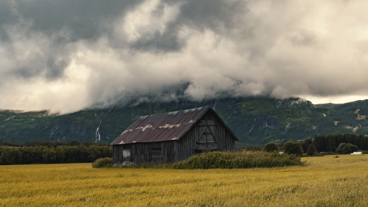 casa de campo abandonada en el campo exuberante en hemsedal, noruega en un día nublado de otoño - lapso de tiempo - tiro de zoom-out