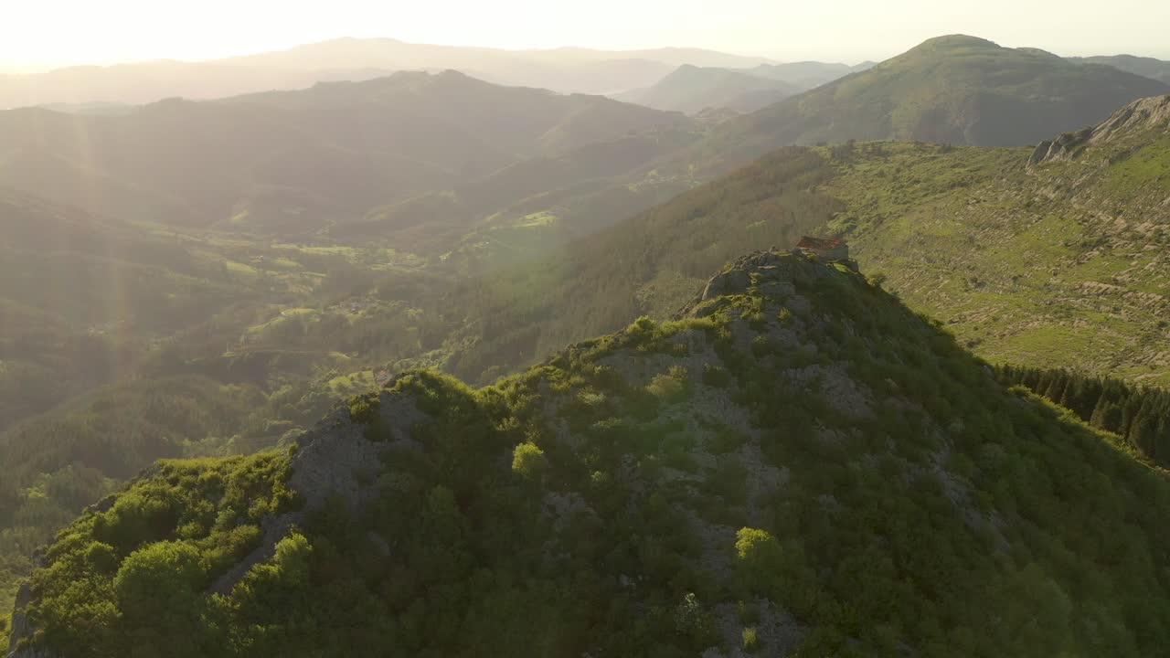 바스크 지방의 아우레스티아에 있는 산 정상에 있는 산타 유페미아의 은둔자의 공중 무인 항공기 전망