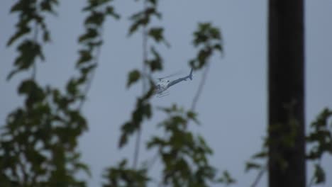 helicóptero de noticias volando a través de cielos tormentosos