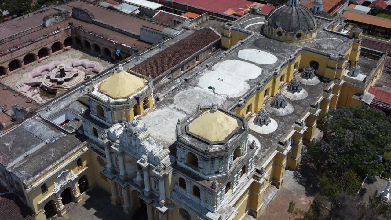Una ripresa aerea orbita attorno alla robusta chiesa di Iglesia de La Merced ad Antigua Guatemala.