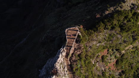 fotografía aérea del mirador ninho da manta en la isla de madeira