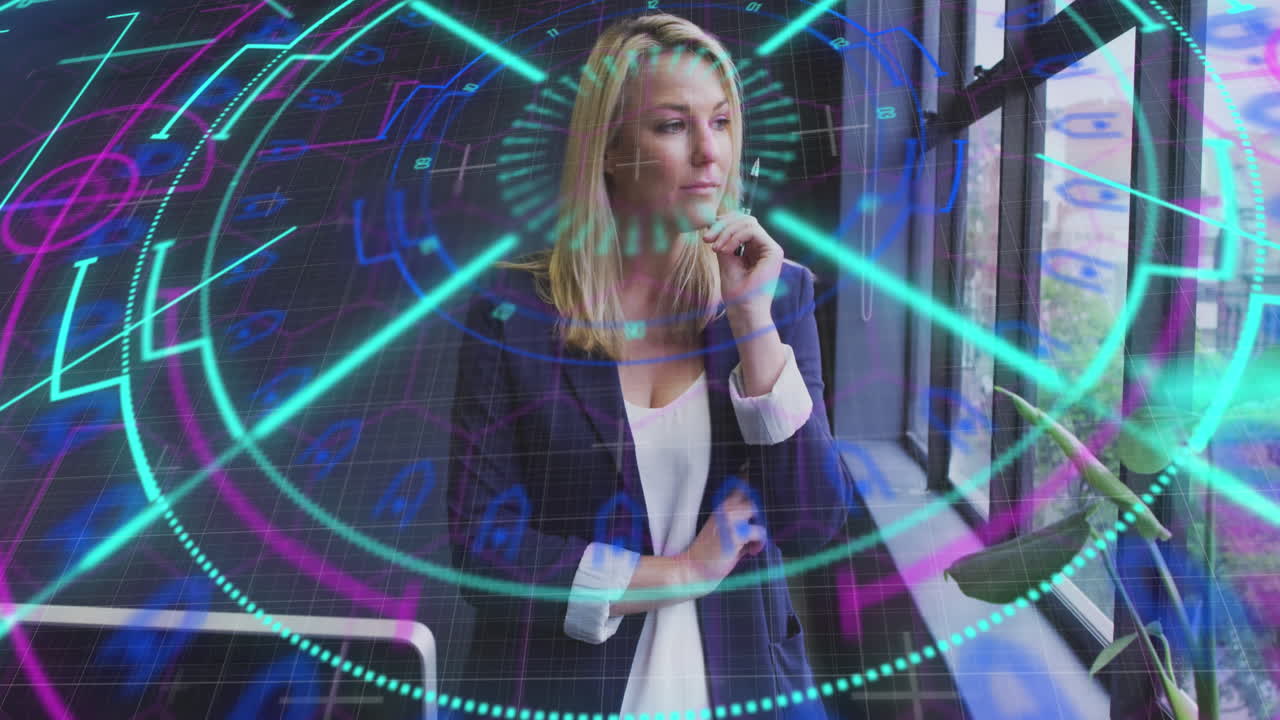 анимация обработки данных над кавказской бизнесменкой в офисе